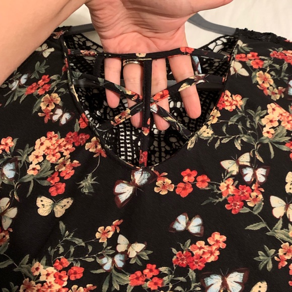 No Boundaries floral and butterfly top XXL used - Picture 3 of 7
